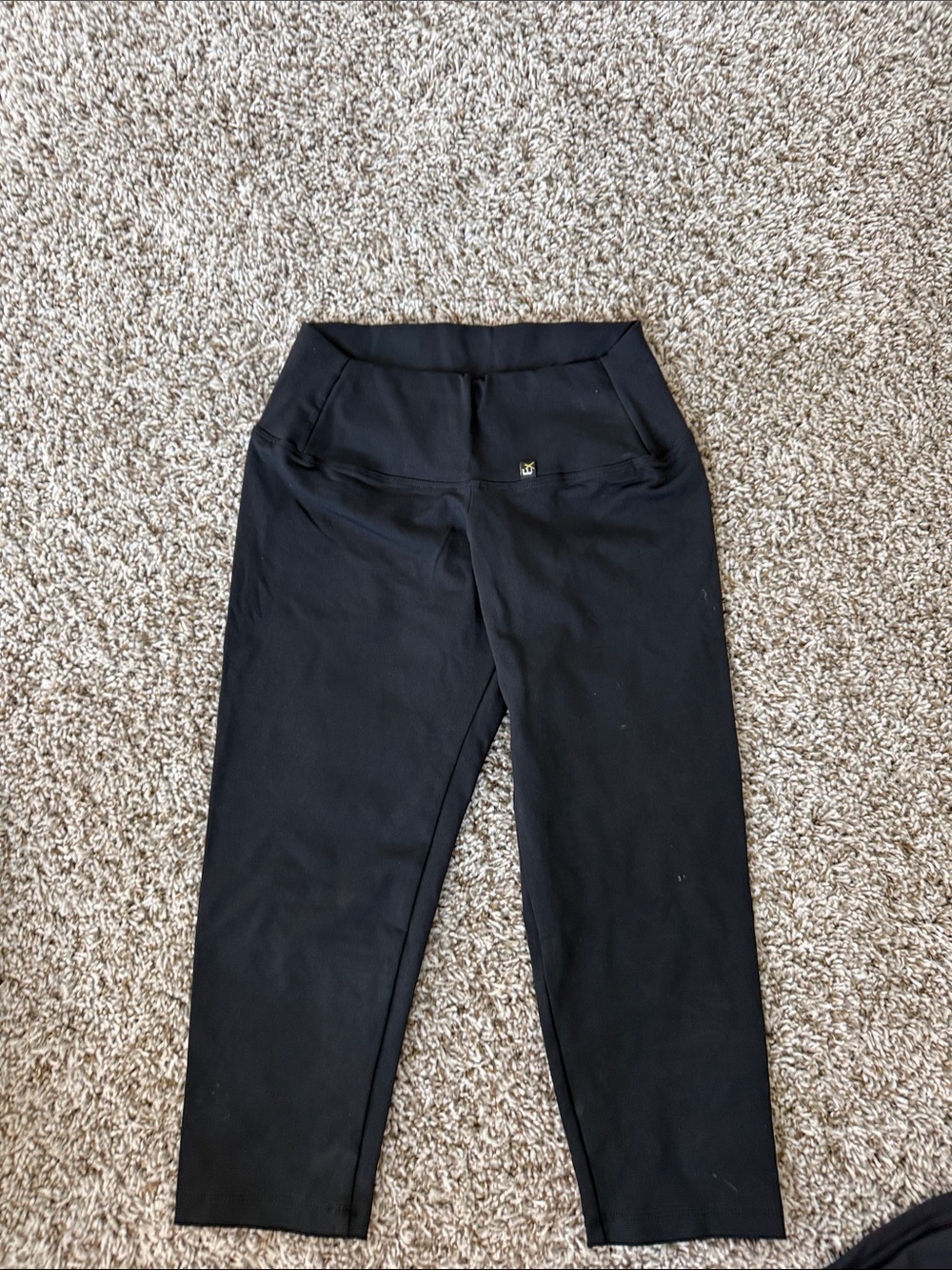 High-Waist Black Capri Leggings with Front Pocket
